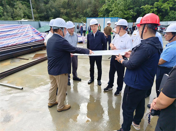 4月28日，市委常务、常务副市长任生调研新安江防洪项目建设情况，黄山米兰网_米兰（中国）集团副总经理张高峰陪同调研。.jpg