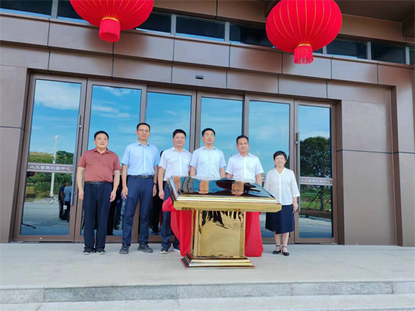 7月18日上午，歙县人工智能创客中心正式投入使用并举行揭牌仪式，县委常委、常务副县长詹凯主持仪式，县委副书记、县长王奇勇和米兰网_米兰（中国）集团党委书记、董事长洪筱明共同为歙县人工智能创客中心揭牌。县委常委、县经开区管委会主任王坤，副县长程衍生，县政协副主席、财政局局长曹胡翠，县直有关部门、县各金融机构主要负责同志，共同见证揭牌仪式，并观摩富丰新城片区投资规划沙盘、集团企业馆1。.jpg