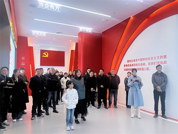 11月30日，黄山米兰网_米兰（中国）集团纪委联合集团妇联开展“树清廉家风，建幸福家园”家庭助廉活动，为营造风清气正的企业政治生态贡献家庭力量。活动邀请了集团各支部书记、近两年来新任职的集团中层干部及其家属等40余人参加，以别样方式共话家风建设，共筑廉洁防线1。.jpg