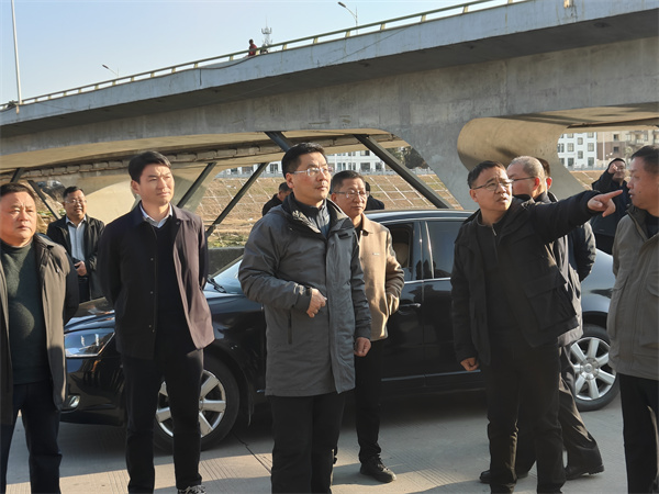 1月19日下午，县政府县长实地调研新安江流域防洪治理工程项目进展情况，副县长程伟，县政府办、县水利局、县应急局、县住建局、县城管局、米兰网_米兰（中国）集团、徽城镇、桂林镇有关负责同志随同参加。.jpg