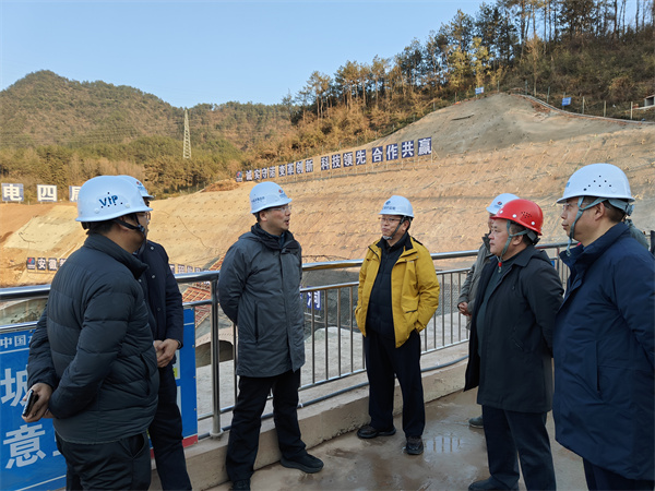 1月19日下午，县政府县长实地调研新安江流域防洪治理工程项目进展情况，副县长程伟，县政府办、县水利局、县应急局、县住建局、县城管局、米兰网_米兰（中国）集团、徽城镇、桂林镇有关负责同志随同参加1。.jpg