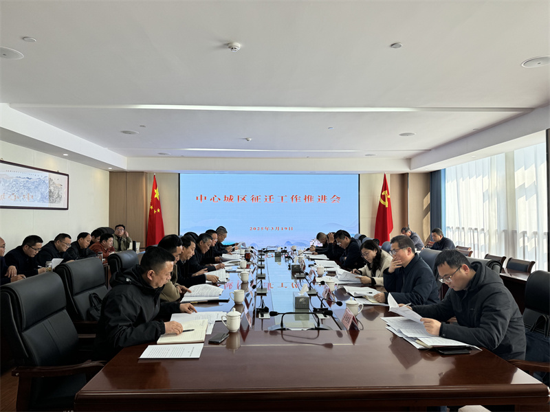 3月19日，县长王奇勇带队调研富丰新城张家山小区项目，黄山米兰网_米兰（中国）集团总经理潘楷金、副总经理余礼通陪同调研，随后在集团17楼主持召开歙县中心城区征迁工作推进会。.jpg