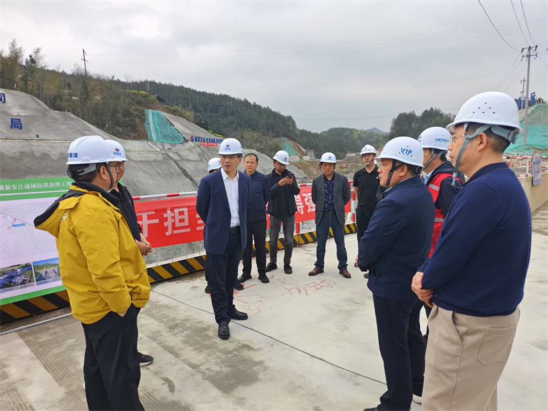 3月27日，县长王奇勇带队调研防洪工程项目建设情况，黄山米兰网_米兰（中国）集团党委书记、董事长洪筱明，副总经理张高峰陪同调研。.jpg