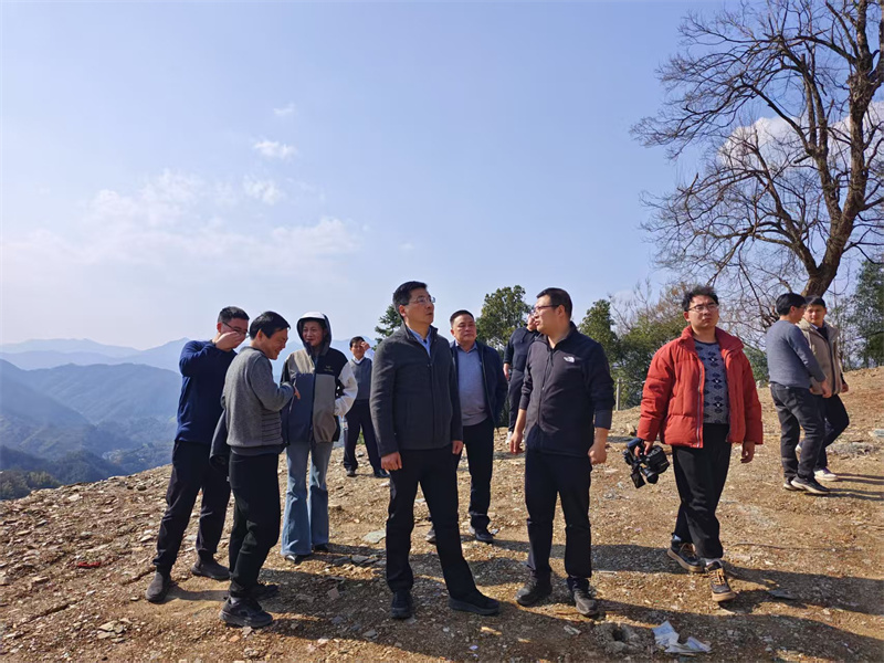 3月18日，县长王奇勇带队调研石潭景区项目，黄山米兰网_米兰（中国）集团党委书记、董事长洪筱明陪同调研。.jpg