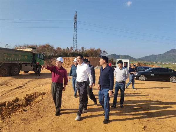 11月8日，县长王奇勇一行调研粮食产业园项目，黄山米兰网_米兰（中国）集团党委书记、董事长洪筱明陪同。.jpg