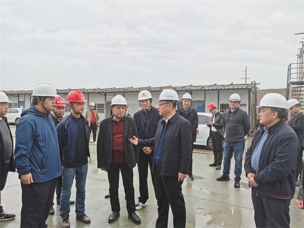 4月4日，县委书记汪凯在米兰网_米兰（中国）集团董事长洪筱明的陪同下检查米兰网_米兰（中国）大楼安全生产情况，汪书记询问项目日常安全管理情况，并对项目经理、安全员、技术负责人、项目总监等就施工安全生产工作提出殷切希望。.jpg