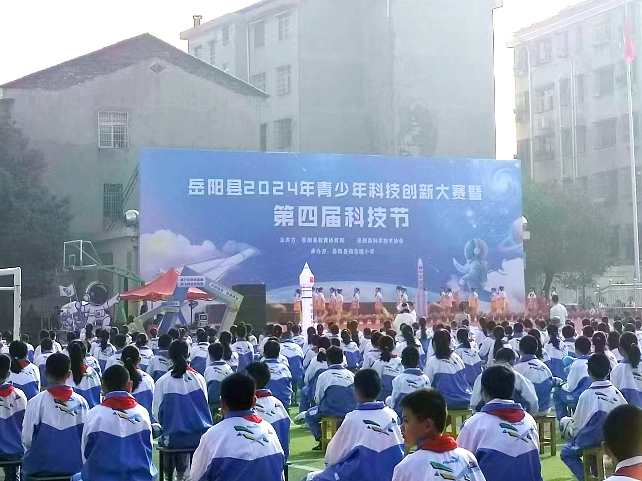 宝威体彩宣传车亮相“岳阳县2024年青少年科技创新大赛暨第四届科技节”