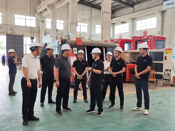岳阳县委书记肖湘晖莅临宝威体彩工业考察指导,勉励企业深耕创新、做优做强